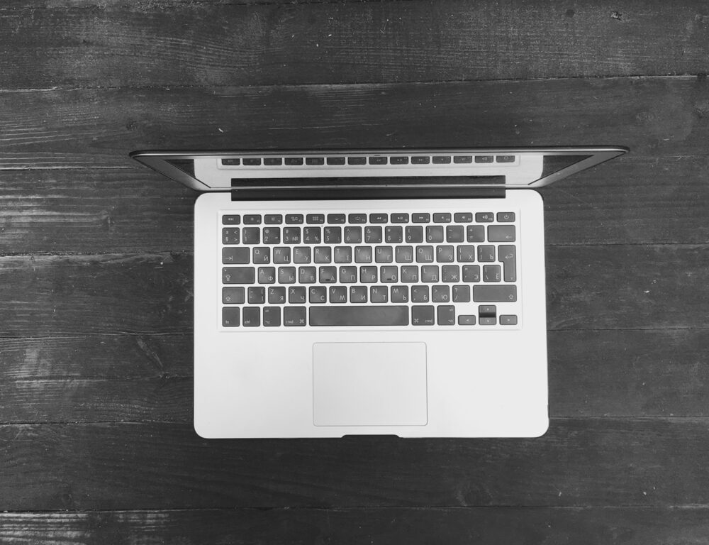 Nuovo MacBook OLED: Test in Corso e Lancio Previsto tra Fine Anno e Inizio 2027