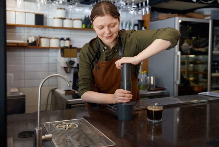 AeroPress Brewer e Macinacaffè Manuale in Noce