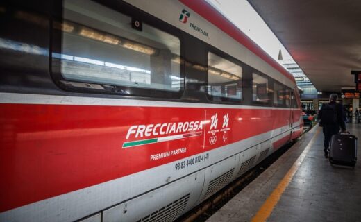 Treno regionale di Trenitalia in movimento