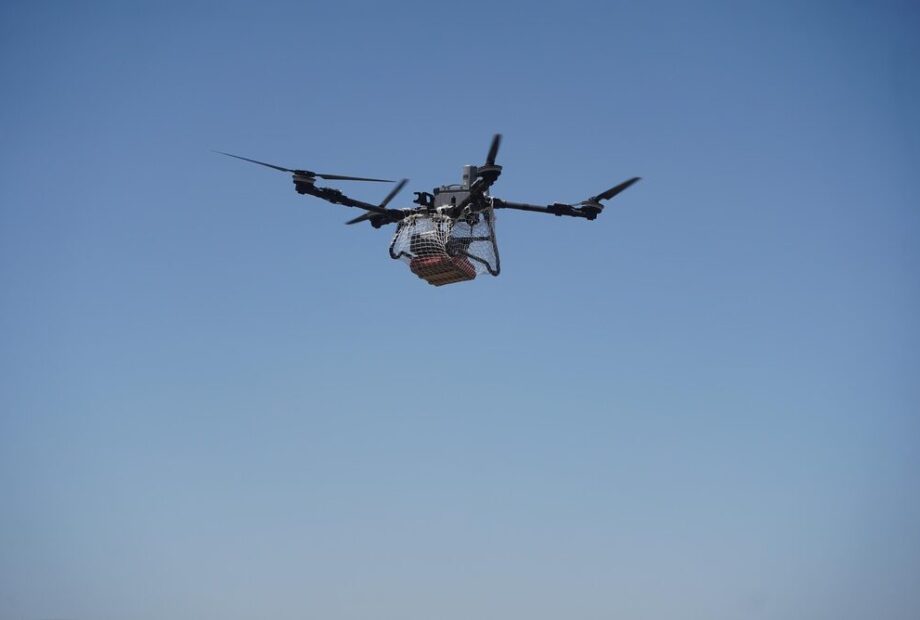 Drone cargo in volo sopra le Alpi