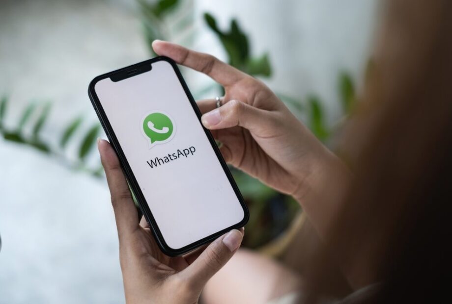 Screenshot della nuova interfaccia di WhatsApp su iOS